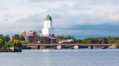 Yakınlaştırmalı hızlandırılmış video. Bulutlu bir günde Vyborg Kalesi ve Petrovsky Köprüsü 'nün güzel manzarası, Vyborg, Leningrad Oblastı, Rusya