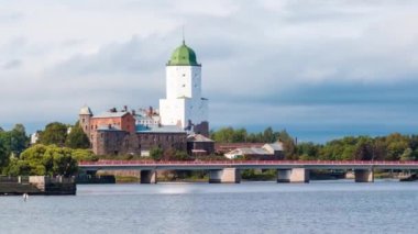 Yakınlaştırma ile hızlandırılmış video. Bulutlu bir günde Vyborg Kalesi ve Petrovsky Köprüsü 'nün güzel manzarası, Vyborg, Leningrad Oblastı, Rusya