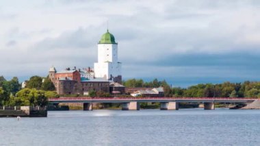 Soldan sağa hareketli hızlandırılmış video. Bulutlu bir günde Vyborg Kalesi ve Petrovsky Köprüsü 'nün güzel manzarası, Vyborg, Leningrad Oblastı, Rusya