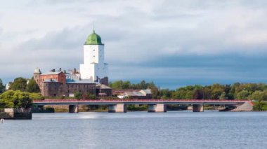 Sağdan sola hareket eden hızlandırılmış video. Bulutlu bir günde Vyborg Kalesi ve Petrovsky Köprüsü 'nün güzel manzarası, Vyborg, Leningrad Oblastı, Rusya