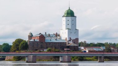 Bulutlu bir günde Vyborg Kalesi ve Petrovsky Köprüsü 'nün hızlandırılmış videosu, Vyborg, Leningrad Oblastı, Rusya