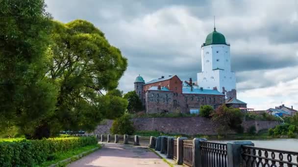 带缩放的延时视频 俄罗斯列宁格勒州Vyborg 第30卫队和维堡城堡在阴天的堤岸美景 — 图库视频影像