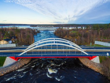 Vuoksi Nehri Köprüsü ve sonbahar günü yerleşim yeri, Losevo, Leningrad Oblastı, Rusya