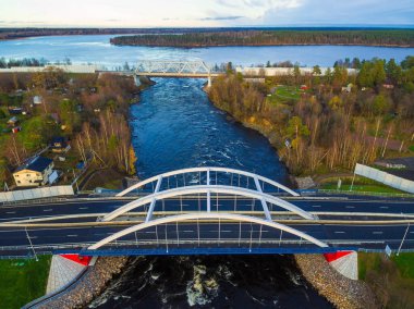 Vuoksi Nehri Köprüsü ve sonbahar günü demiryolu köprüsünün insansız hava aracı görüntüsü, Losevo, Leningrad Oblastı, Rusya