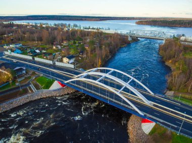 Vuoksi Nehri Köprüsü ve sonbahar günü yerleşim yeri, Losevo, Leningrad Oblastı, Rusya