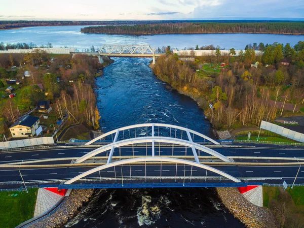 Vuoksi Nehri Köprüsü ve sonbahar günü demiryolu köprüsünün insansız hava aracı görüntüsü, Losevo, Leningrad Oblastı, Rusya