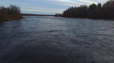 Vuoksi Nehri 'nin bulutlu sonbahar gününde drone görüntüsü, Losevo, Leningrad Oblastı, Rusya