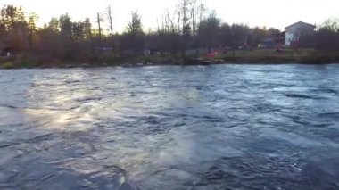 Vuoksi Nehri 'nin akışını ve bulutlu bir sonbahar gününde yerleşim yerini gösteren drone görüntüsü, Losevo, Leningrad Oblastı, Rusya