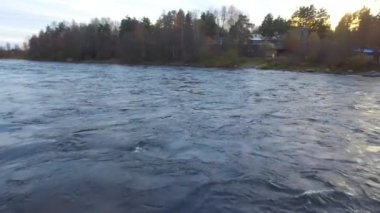 Vuoksi Nehri 'nin akışını, yerleşim yerini ve Vuoksi Nehri Köprüsü' nün bulutlu sonbahar gününde insansız hava aracı görüntüsü, Losevo, Leningrad Oblastı, Rusya