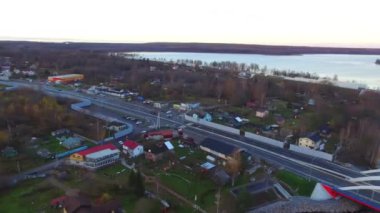 Vuoksi Nehri 'nin insansız hava aracı görüntüsü, bulutlu bir sonbahar gününde yerleşim ve köprüler, Losevo, Leningrad Oblastı, Rusya