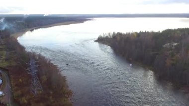 Bulutlu bir sonbahar gününde Vuoksi Nehri ve ormanın insansız hava aracı görüntüsü, Losevo, Leningrad Oblastı, Rusya