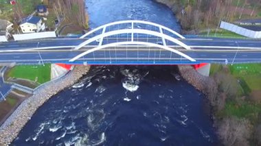 Trafikli Vuoksi Nehri Köprüsü 'nün sonbahar günü akan Vuoksi Nehri manzarası, Losevo, Leningrad Oblastı, Rusya