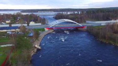 Vuoksi Nehri 'nin insansız hava aracı görüntüsü, bulutlu bir sonbahar gününde yerleşim ve köprüler, Losevo, Leningrad Oblastı, Rusya