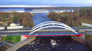 Vuoksi Nehri 'nin insansız hava aracı görüntüsü, bulutlu bir sonbahar gününde yerleşim ve köprüler, Losevo, Leningrad Oblastı, Rusya