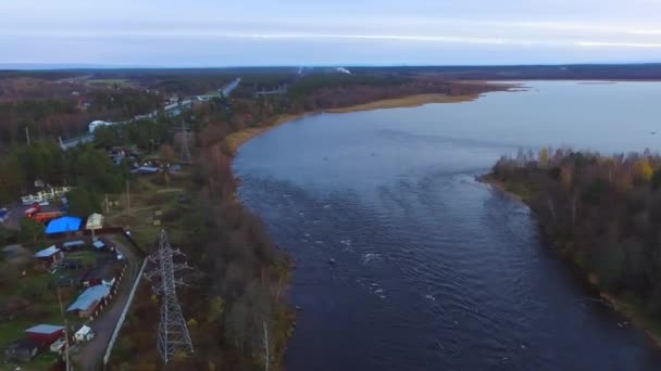 Drohnenaufnahme Des Flusses Vuoksi Und Der Siedlung Bewölkten Herbsttag Bei — Stockvideo
