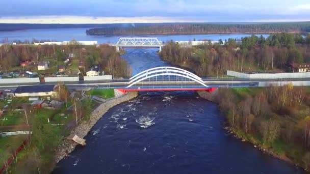 Vouoksi川のドローンビュー 決済と曇りの秋の日の橋 ロセボ レニングラード州 ロシア — ストック動画
