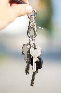 Erkek holding görüşüp anahtarları. Kayıp veya bulunan anahtarları kavramı.