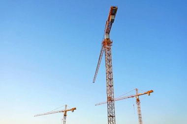 Mavi gökyüzü karşı izole vinç. Görüntü aşağıdan.