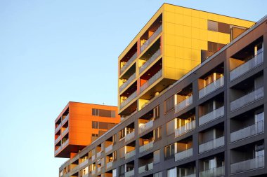 Avrupa Gayrimenkul konsept gün batımında. Yeni, modern yönetim, aile daire.