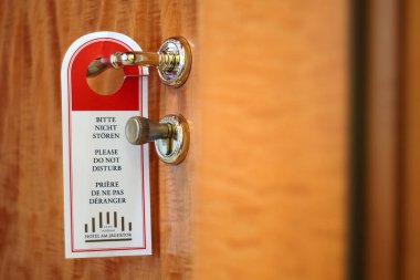 Bir otel odasında bir kapı asılı tabela rahatsız etmeyin