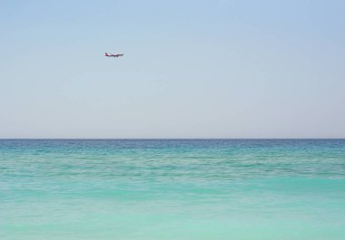 Deniz üzerinde uçan uçak, minimalist yaz tatili konsepti