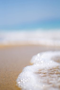Kumlu deniz dalgası köpük, kum plaj-makro, dar odak ile yakın çekim görüntü, bulanıklık, arka plan bulanık