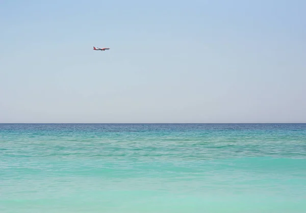 Flygplan Som Flyger Över Havet Minimalistiskt Sommarsemester Koncept — Stockfoto