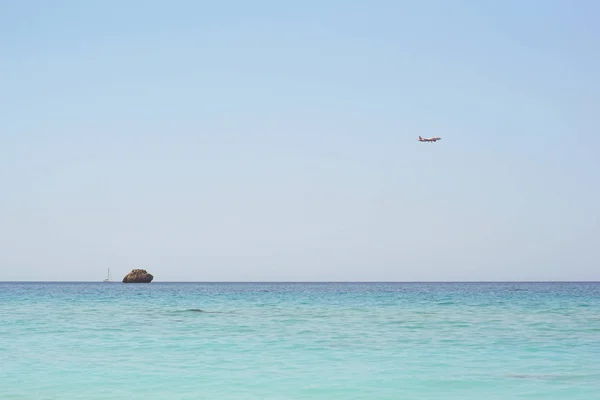Ett Plan Som Flyger Över Havet Sommarsemester Koncept — Stockfoto