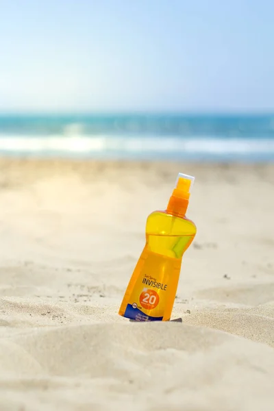 阳光喷雾 奶油在沙滩上模糊 模糊的背景 夏季海滩概念 — 图库照片