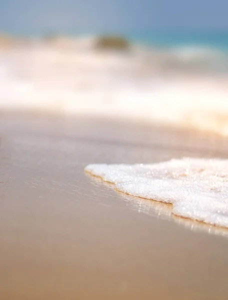 Sea Wave Foam Sandy Sandstrand Makro Närbild Bild Med Smalt — Stockfoto