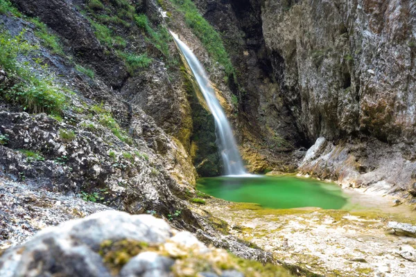 Vattenfall Zapotok Virje Triglav Nationalpark Med Turkos Kristallklart Vatten Lång — Stockfoto