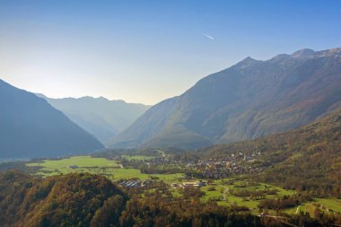 Julian Alps 'teki Bovec' in Idyllic alp köyü, Slovenya, Avrupa 'daki Triglav ulusal parkındaki dağlar