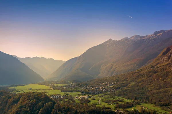 Flygfoto Över Den Alpina Byn Bovec Dalen Omgiven Julian Alperna — Stockfoto