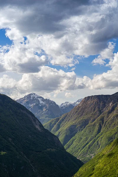 Utsikt Över Bergstoppar Mot Klarblå Himmel Med Moln — Stockfoto