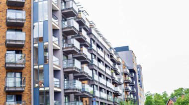 Balkonları ve cam cepheleri olan modern bir apartman. Yüksek kalite fotoğraf