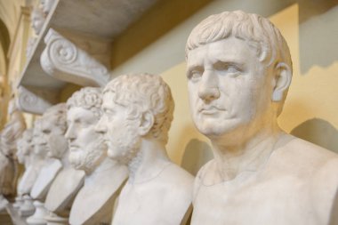 Antik Roma imparatorların ve filozofların büstü