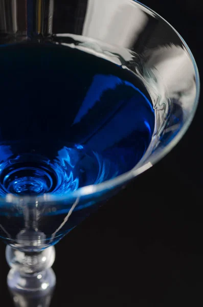Верхняя Часть Бокала Синим Напитком Черном Фоне — стоковое фото