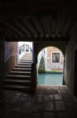 Karanlık tünelden kanalın üstündeki köprüye bak.