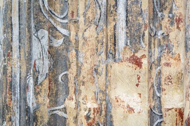 Kötü korunmuş eski bir freskin parçasının soyut çok renkli arkaplanı, alçı, duvar, boya izleri. Yatay fotoğraf