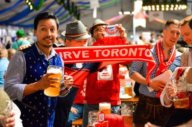 Toronto, Kanada - 29 Eylül 2017: Toronto, Ontario, Kanada ' 29 Eylül 2017 Oktoberfest bira festivali festival bir çadırda ziyaretçi. Dünyanın en büyük bira festivali Oktoberfest 3 Ekim 2017 kadar gerçekleşecek.