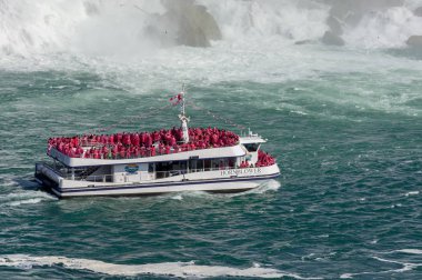 Yaz saati itibariyle Kanada taraftan Niagara Falls yakınındaki turistler için teknede görüntülemek
