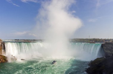 Niagara Falls adlı yaz zaman Kanada tarafında görüntülemek