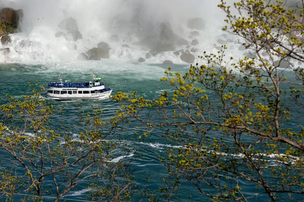 Zobacz Łodzi Dla Turystów Pobliżu Niagara Falls Kanadyjskim Okresie Letnim — Zdjęcie stockowe