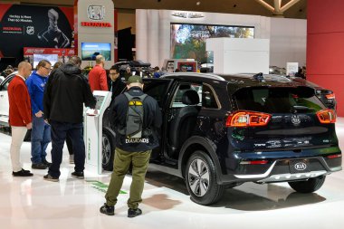 Toronto, Kanada - 15 Şubat 2019:Visitors görünümü araçları fuar süresince Kanada Uluslararası Auto göstermek 2019 yılında Toronto, Kanada Metro Toronto Kongre Merkezi'nde sunulan üzerindeki.
