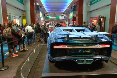 Toronto, Kanada - 15 Şubat 2019: Sunu, Lego Technic Bugatti Chiron 6000'den fazla Lego Technic dişli tekerlek ve çapraz akslar ve 2,304 Lego işlevi motorları motor ile yaklaşık 18 mph hıza üretebilir du