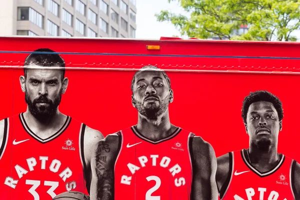 Toronto, On, Kanada - 17 Haziran 2019 - Toronto Raptors oyuncuları Toronto'da nba finallerinde Golden State Warriors'ı yendikten sonra zafer geçit törenini düzenlerken otobüste fotoğraf çektiler. Haziran 17, 2019.