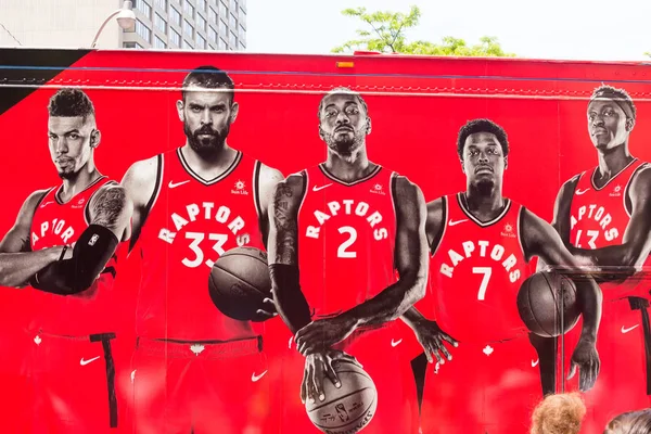 Toronto, On, Kanada - 17 Haziran 2019 - Toronto Raptors oyuncuları Toronto'da nba finallerinde Golden State Warriors'ı yendikten sonra zafer geçit törenini düzenlerken otobüste fotoğraf çektiler. Haziran 17, 2019.