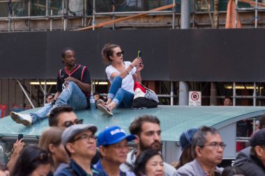 Toronto, On, Kanada - 17 Haziran 2019 - Toronto Raptors Toronto Nba Finalleri'nde Golden State Warriors yendikten sonra zafer geçit töreni tutun otobüs stor çatı taraftarları. Haziran 17, 2019.