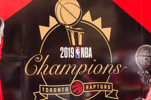 Toronto, On, Kanada - 17 Haziran 2019 - Toronto Raptors Toronto Nba Finalleri'nde Golden State Warriors yendikten sonra zafer geçit töreni tutun gibi otobüste Resim. Haziran 17, 2019.