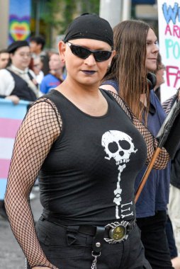 Toronto, On, Canada - 21 Haziran 2019: Trans March ve Pride Month'de Toronto caddesinin gösterileri sırasında izleyiciler transseksüel ve ikili olmayan kişilere verdikleri desteği sergiliyorlar.